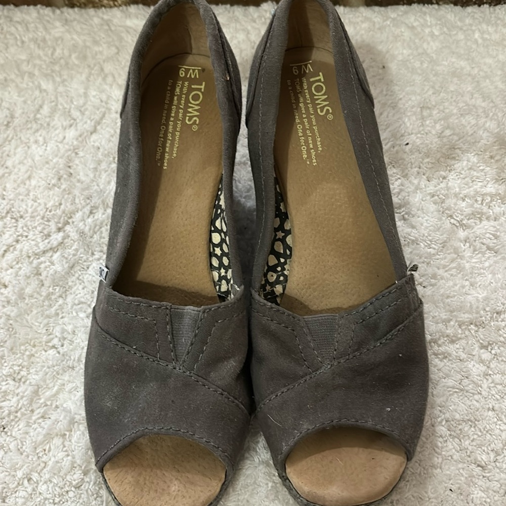 Size 9 Tom’s wedges